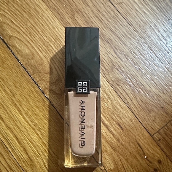 Givenchy Other - Givenchy Prisme Libre Foundation - Soft Beige